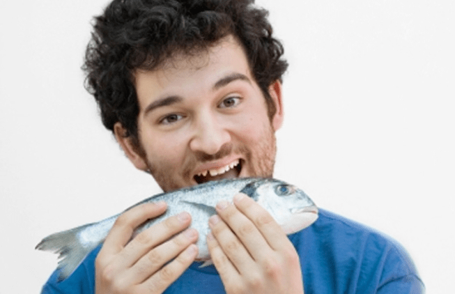 I piatti di pesce e pesce sono una parte importante di una dieta maschile